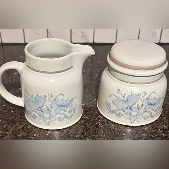Vintage Royal Doulton Inspiration Lambethware Cream Covered Sugar Blue Flowers - Picture 1 of 4